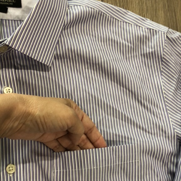 Like new! - BANANA REPUBLiC Non-Iron Classic Fit 100% Cotton Button Down Shirt - Picture 5 of 10